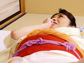 同性愛に耽る五十路おば様２０人 8時間2枚組　サンプル画像09